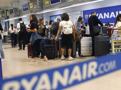 Viajeros de Ryanair ante los puestos de facturación de la 'low cost' en Madrid-Barajas.