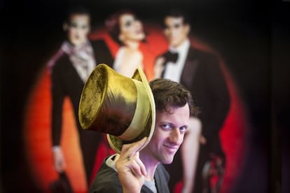 Edu Soto, frente al cartel de &lsquo;Cabaret&rsquo; del teatro Rialto de Madrid. 