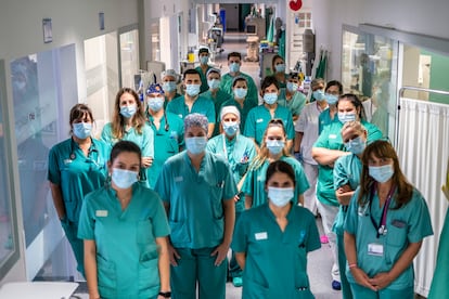 Trabajadores del equipo de la UCI del Hospital de Torrejón de Ardoz, este martes en Madrid, donde se diagnosticó el primer caso de coronavirus de un paciente ingresado el 27 de febrero.
