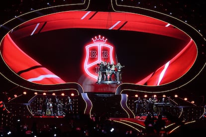 El grupo musical RBD ofreció este jueves el primero de siete conciertos en Ciudad de México, como parte de su gira de reunión 'Soy Rebelde Tour'. En la imagen, los integrantes de RBD, descienden en una plataforma hacia el escenario del Foro Sol. 