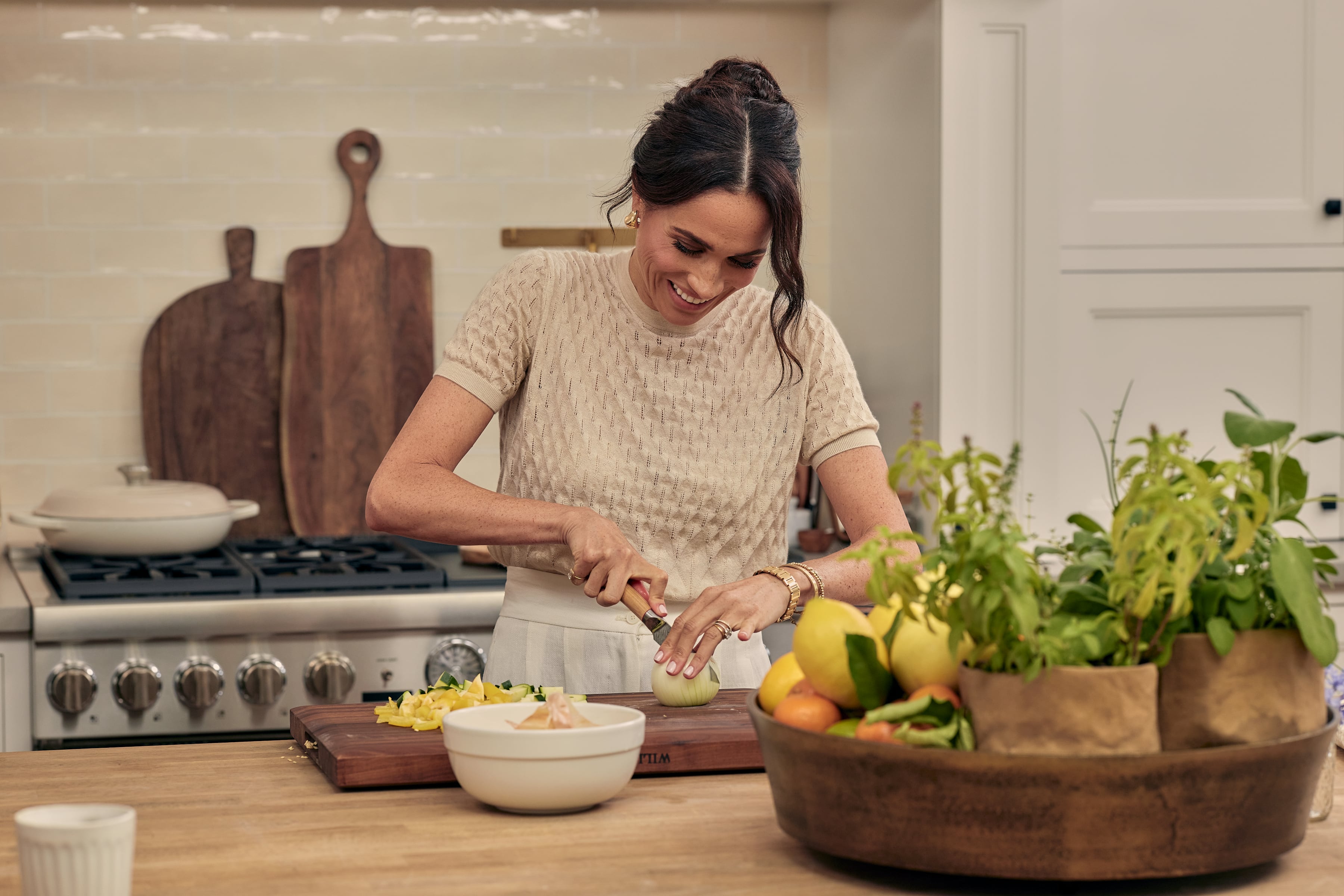 Giro de guion en la relación del príncipe Enrique y Meghan Markle con Netflix: anuncian nuevos proyectos 1 Meghan Markle, en el segundo capítulo de 'Con amor, Meghan', su docuserie de Netflix estrenada en marzo de 2025.