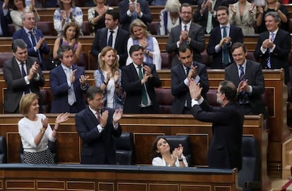 El presidente del Gobierno recibe las felicitaciones tras no prosperar la iniciativa.