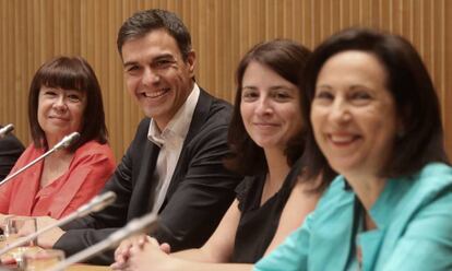 Pedro Sánchez junto a Cristina Narbona, Adriana Lastra y Margarita Robles.