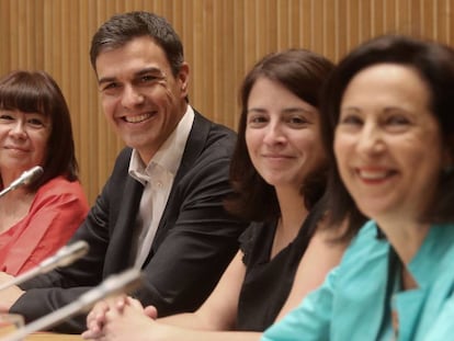 Pedro Sánchez junto a Cristina Narbona, Adriana Lastra y Margarita Robles.