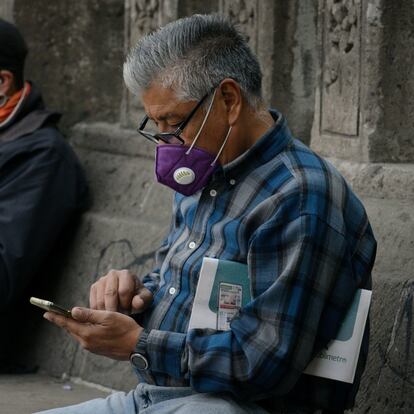 Dos hombres con teléfono móvil en Ciudad de México.