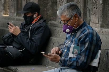 Dos hombres con teléfono móvil en Ciudad de México.