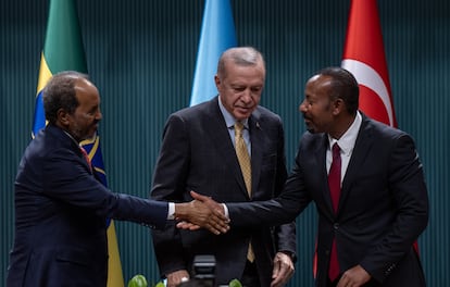 El presidente turco, Recep Tayyip Erdogan, presencia el saludo del presidente somalí, Hassan Sheik Mohamud (izquierda), y el primer ministro etíope, Abiy Ahmed, en el complejo presidencial de Ankara, Turquía, el miércoles 11 de diciembre.