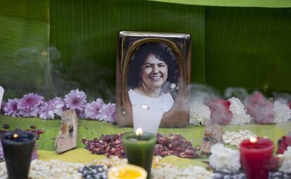 Una foto de la activista asesinada Berta Cáceres, depositada en una manifestación frente a la embajada de Honduras en Ciudad de México, el 15 de junio de 2016.