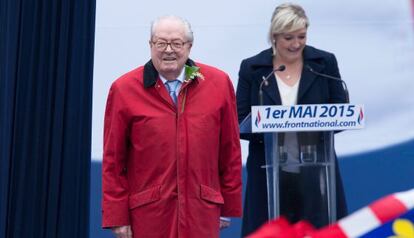 Marine Le Pen y su padre, Jean-Marie, el 1 de mayo en Par&iacute;s.