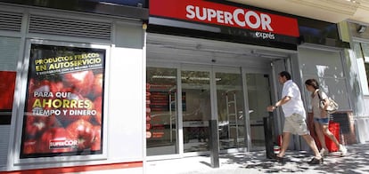 Clientes en un Supercor situado en Madrid