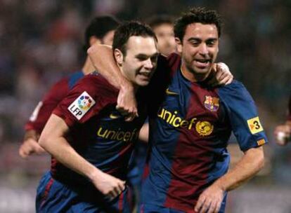 Xavi felicita a Iniesta tras el segundo gol del Barça en La Romareda.