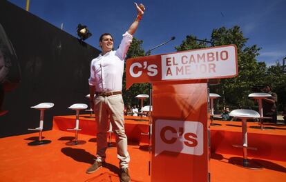 El presidente de Ciudadanos, Albert Rivera, ha advertido este domingo de lo poco útil que es, a su juicio, votar a los candidatos del PP, el PSOE y Unidos Podemos a la Presidencia del Gobierno, argumentando que durante la última legislatura demostraron que son "incapaces de ponerse de acuerdo".