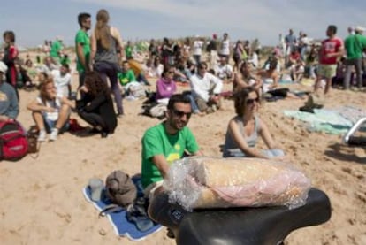 La protesta contra el proyecto de apartahotel en la playa gaditana ha tenido como símbolo el bocadillo de mortadela en referencia a unas palabras del alcalde