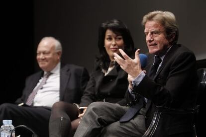 Los exministros de Asuntos Exteriores de España Miguel Ángel Moratinos y Francia Bernard Kouchner participan en el seminario junto a la directora de la Casa del Mediterráneo, Yolanda Parrado.