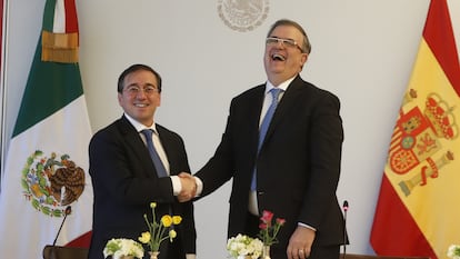 El ministro español de Asuntos Exteriores José Manuel Albares, saluda al canciller mexicano Marcelo Ebrard.