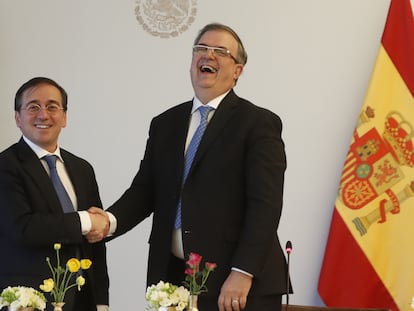El ministro español de Asuntos Exteriores José Manuel Albares, saluda al canciller mexicano Marcelo Ebrard.