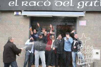 El propietario del bar Racó del Guti, en Lleida, celebra el quinto premio que fue vendido en Sort.
