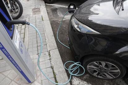 España necesitaría unos 300.000 coches eléctricos y 11.000 electrolineras o puntos de recarga en 2020. EFE/Archivo