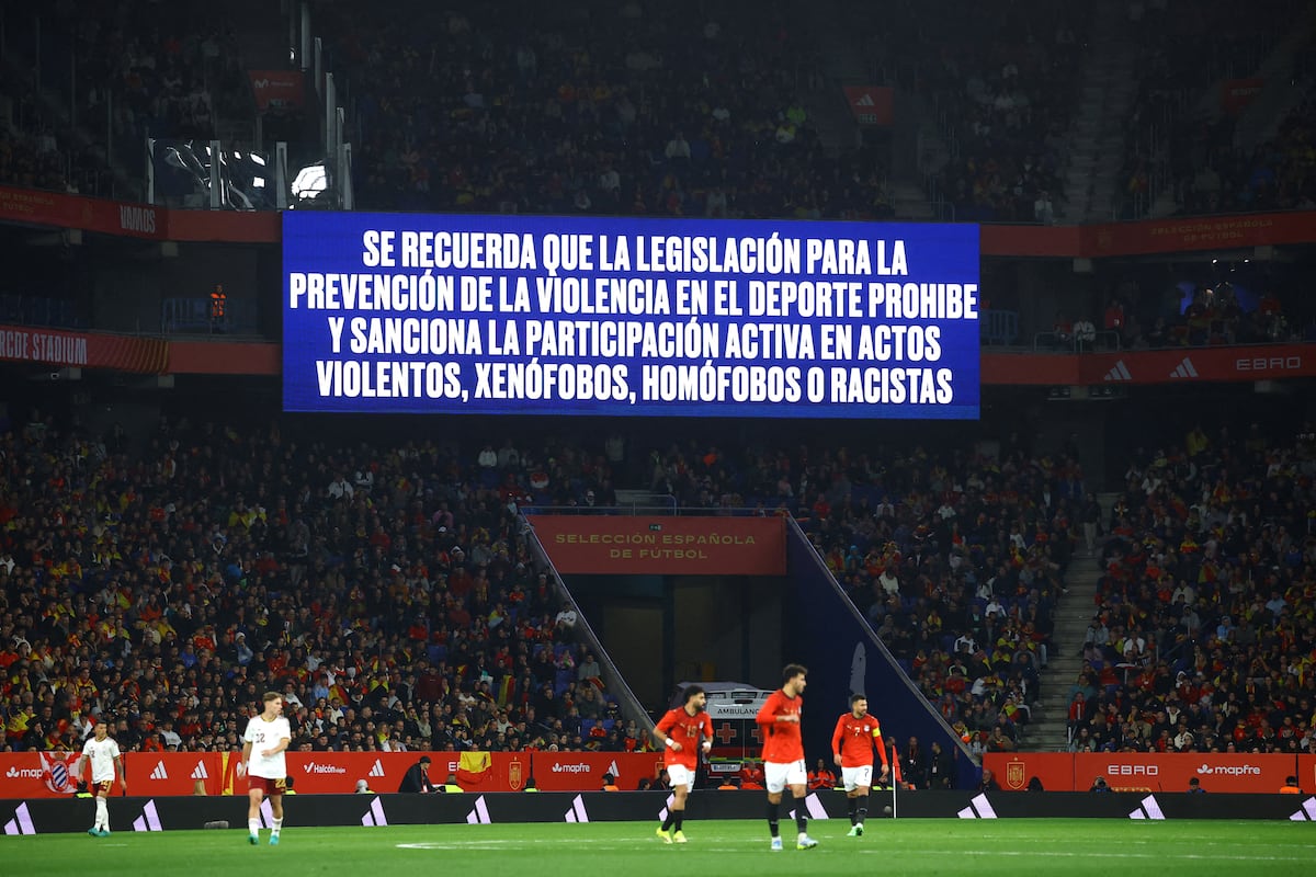 La FIFA abre un expediente a la RFEF por los cánticos racistas en Cornellà