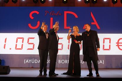 La VII edición de la Gala Sida recaudó en su primera edición en Madrid más de un millón de euros, en concreto 1.053.516,20, lo que supone un 30 por ciento más que en 2015. Según informó la fundación en un comunicado, en las siete ediciones se han alcanzado más de 4,5 millones de euros, que se destinarán a financiar los proyectos de investigación centrados en acabar con el VIH a través de la vacuna y otras estrategias de erradicación. En la imagen, Miguel Bosé con el doctor Bonaventura Clotet, junto a Belén Rueda, embajadora de la Gala Sida, y Boris Izaguirre, presentador de la gala.