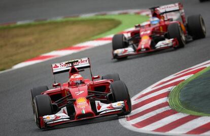 Raikkonen y Alonso ruedan en Montmeló.