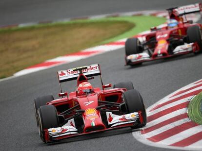 Raikkonen y Alonso ruedan en Montmeló.