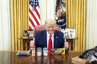Donald Trump posa en su despacho con productos de la marca Goya Foods, el pasado 15 de julio.