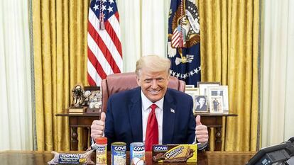 Donald Trump posa en su despacho con productos de la marca Goya Foods, el pasado 15 de julio.