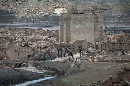 The ruins of the old town of Mansilla de la Sierra, normally submerged beneath the waters of the Mansilla reservoir, are revealed following a prolonged drought, in Rioja province, Spain, August 28, 2017. REUTERS/Vincent West