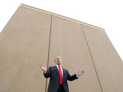 Trump, en un dels prototips de mur construïts a San Diego.