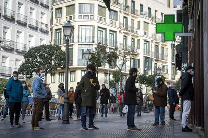 Una cola de personas esperan en la puerta de la farmacia de la plaza de Cascorro. / JUAN BARBOSA