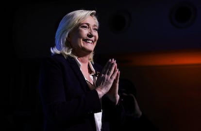Marine Le Pen se dirige a sus partidarios desde un escenario tras conocer los resultados de la primera vuelta de las elecciones, en París.