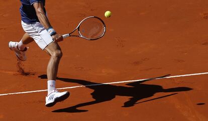 Novak Djokovic devuelve la pelota a Rafa.