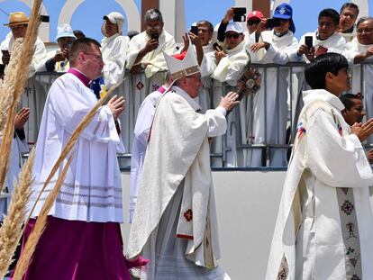 El papa Francisco celebra una misa en playa Lobitos, cerca de Iquique, su última escala en Chile antes de partir hacia Lima, Perú.