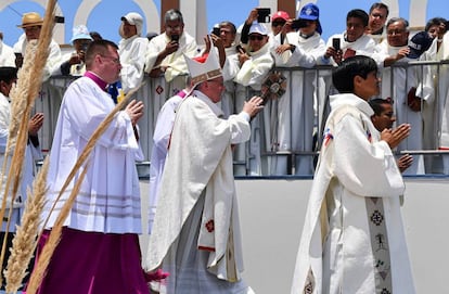 El papa Francisco celebra una misa en playa Lobitos, cerca de Iquique, su última escala en Chile antes de partir hacia Lima, Perú.