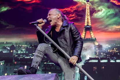 Bruce Dickinson, durante el concierto de Iron Maiden de anoche, sábado, en el estadio Metropolitano.