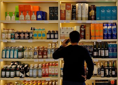 Un cliente observa botellas de licor para comprar en una tienda de licores en Gurugram, India, en una imagen de archivo.