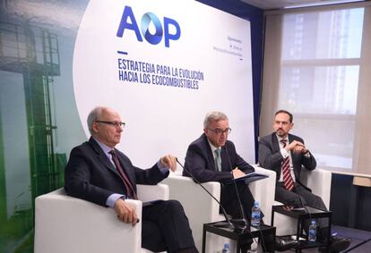 De izquierda a derecha, Andreu Puñet, director general de la Asociación Española de Operadores de Productos Petrolíferos (AOP); Luis Aires, presidente de AOP, y Carlos Martín, director técnico de AOP.