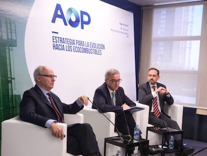 De izquierda a derecha, Andreu Puñet, director general de la Asociación Española de Operadores de Productos Petrolíferos (AOP); Luis Aires, presidente de AOP, y Carlos Martín, director técnico de AOP.