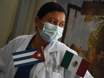 Una trabajadora de la Secretaría de Salud recibe a 51 médicos cubanos en Campeche, en septiembre de 2022.