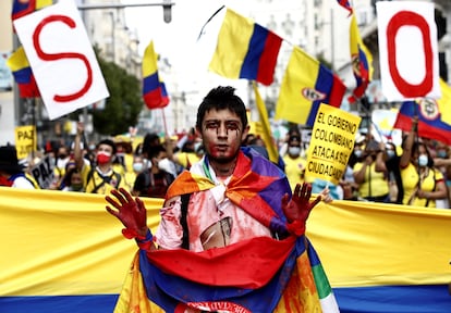 Manifestación en denuncia por la situación en Colombia, en la Puerta de Alcalá en Madrid, el 15 de mayo de 2021.