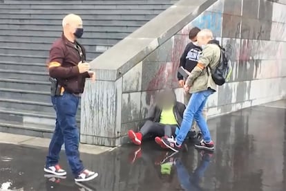 Imagen de la detención de Zaheer Hassan Mahmoud el viernes pasado, tras atacar con un cuchillo a dos personas ante la antigua sede de 'Charlie Hebdo', en París.