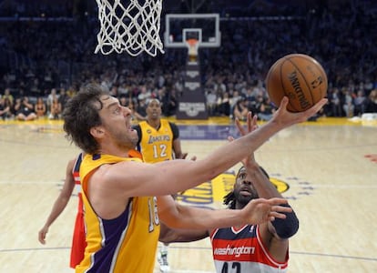 Pau Gasol lanza ante el brasileño Nene, de los Wizards, en su regreso. Al fondo, Howard.