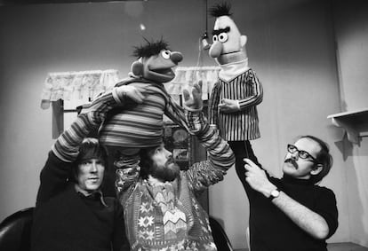 Desde la izquierda, Daniel Seagren, Jim Henson y Frank Oz manejando las marionetas de Epi y Blas de 'Barrio Sésamo' en un estudio de Nueva York en 1970.