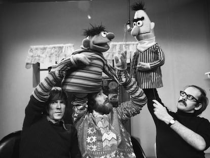 Desde la izquierda, Daniel Seagren, Jim Henson y Frank Oz manejando las marionetas de Epi y Blas de 'Barrio Sésamo' en un estudio de Nueva York en 1970.
