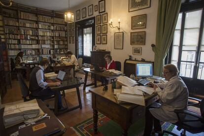 Investigadores en la sala de estudio del Palacio de los Guzmanes.