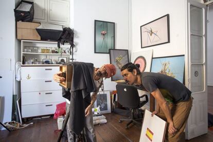 Los fotógrafos François Canard (izquierda) y José Atocha, en el estudio del segundo, comprueban una cámara de fabricación casera para hacer calotipos. Su próximo proyecto será una galería de retratos con esta técnica.