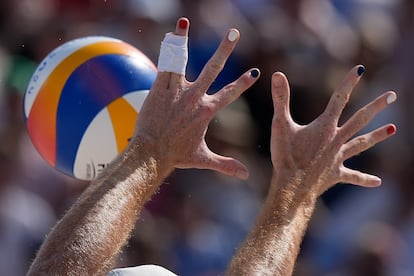 Detalle de las manos del francés Remi Bassereau durante el partido de voleibol de playa contra la selección de Alemania, este martes en París.