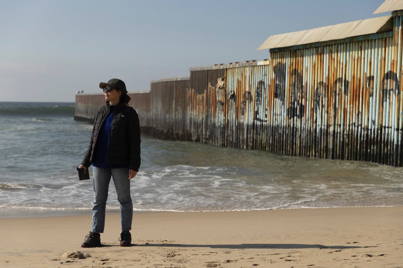 La periodista Almudena Barragán en el muro fronterizo de Tijuana (México), en enero de 2025.