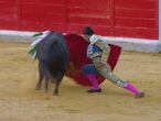 Pablo Aguado, en un elegante pase por bajo a su primer toro.